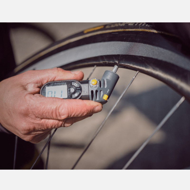 Topeak Smarthead D2 Pressure Gauge (Digital) inflation of road bike tyre